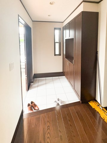 川越市砂新田５丁目の中古一戸建の玄関|たっぷり収納できるシューズボックスで玄関まわりをスッキリと整理することができます。