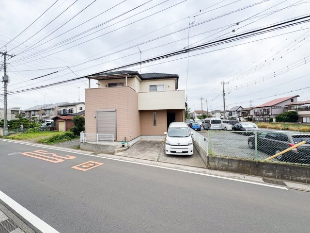 川越市砂新田５丁目の中古一戸建の前面道路含む現地写真|南西5.5ｍ公道、西4.0m私道に接道した明るく開放感ある立地です。