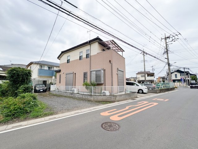 川越市砂新田５丁目の中古一戸建の前面道路含む現地写真|商業施設が周辺に充実し、毎日のお買い物に便利な住環境です。