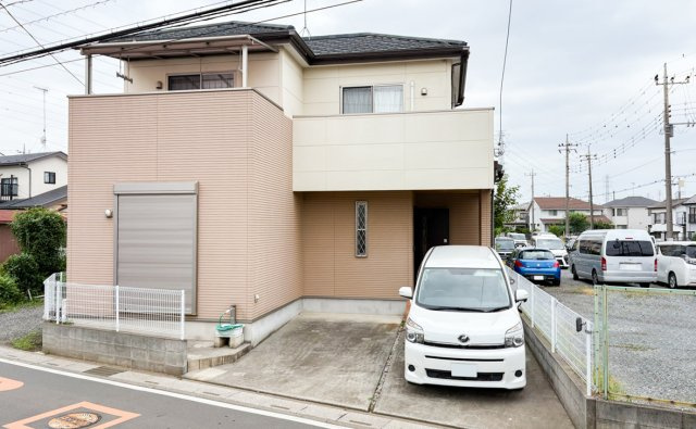 川越市砂新田５丁目の中古一戸建の外観|2025年7月撮影　
3SLDK、カースペース並列2台分、陽当たりの良い立地に建つゆとりの一邸です。
資料請求や内覧など、お気軽にお問い合わせください。