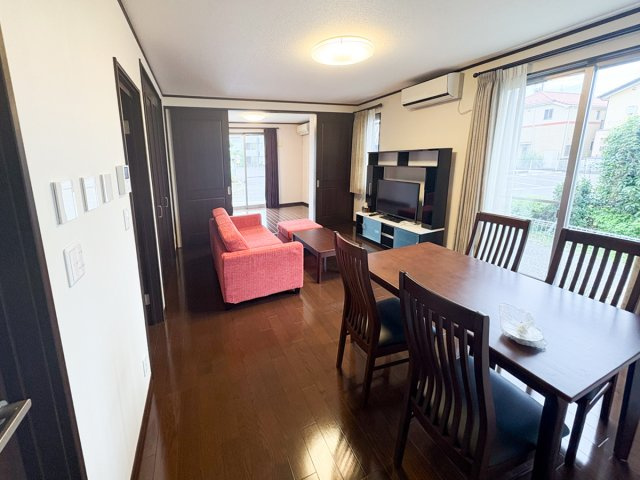 川越市砂新田５丁目の中古一戸建の居間・リビング|LDK16帖、6.75帖の洋室と続き間で開放感たっぷりです。
床暖房が完備されており、冬でも足元からあたたかくお過ごしいただけます。