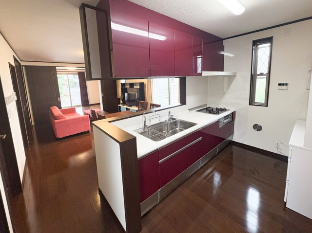 川越市砂新田５丁目の中古一戸建のキッチン|人気の対面キッチンは、リビングで遊んでいるお子様や、ダイニングで勉強しているお子様をを見守りながらお料理ができます。
吊戸棚付きでたっぷりの収納があります。