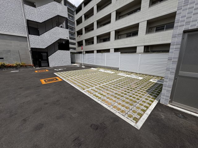 スプランディッド茨木天王の駐車場