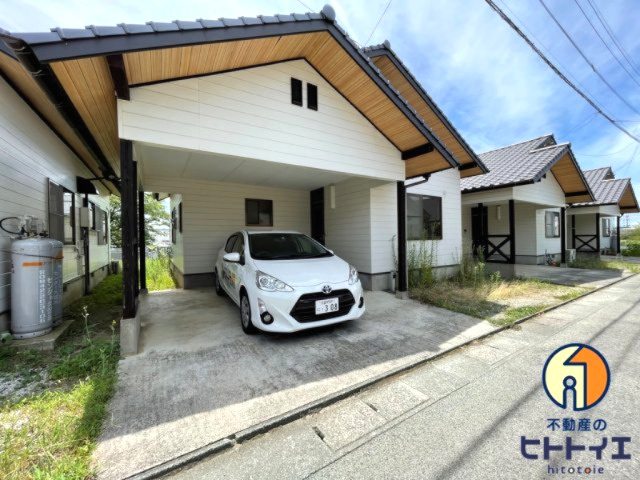 メゾンツツミの駐車場