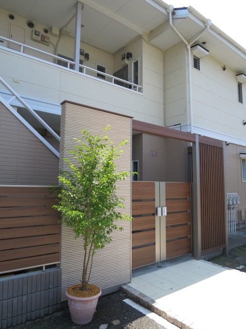 クレスト壱番館の玄関