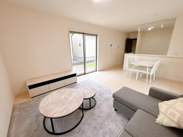 中古戸建　大垣市東町2丁目　平成29年築の居間・リビング|ニトリの家具付き