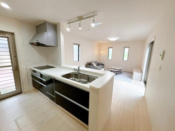 中古戸建　大垣市東町2丁目　平成29年築のキッチン|食洗器付きで洗い物も楽々♪