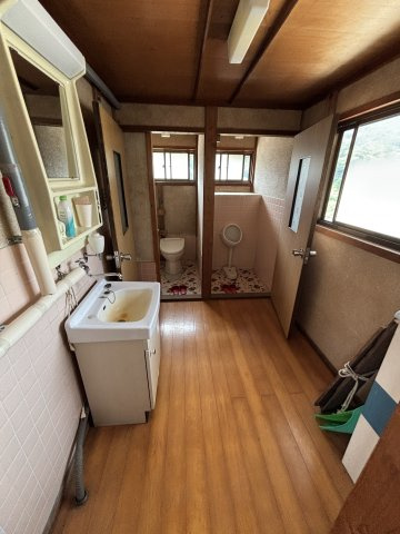 南木曽町読書　戸建て|共用トイレ・洗面所です。