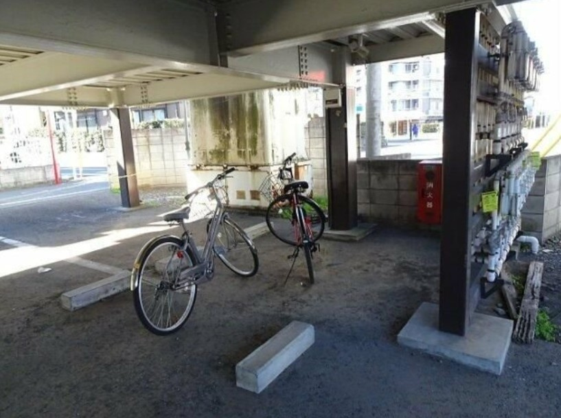 ホワイトSKJの駐車場
