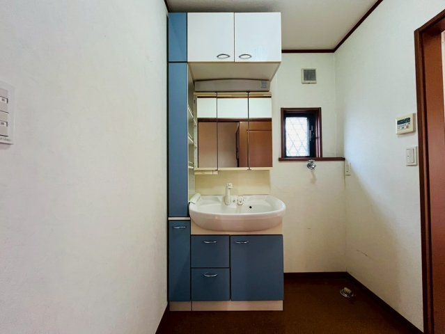【洗面所】 | 東久留米市新川町２丁目　中古戸建て | サイドキャビネットもありとにかく収納豊富な洗面化粧台