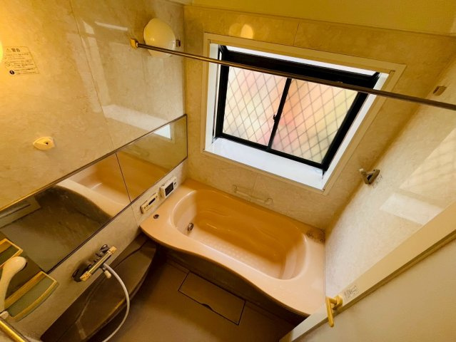 【浴室】 | 東久留米市新川町２丁目　中古戸建て | 大きな窓で開放感いっぱいの浴室で１日の疲れを癒しませんか？