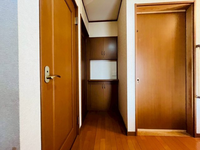 【その他】 | 東久留米市新川町２丁目　中古戸建て | 電話台は上下開き戸でちょっとした収納にも便利です