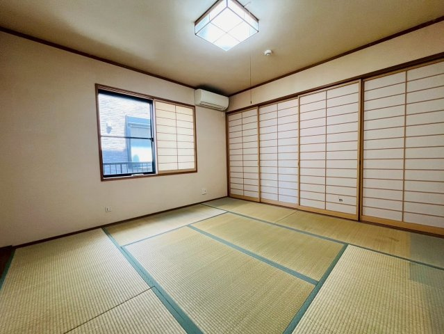 【和室】 | 東久留米市新川町２丁目　中古戸建て | 足を伸ばしてゆったりくつろげる和室空間は来客スペースとしても