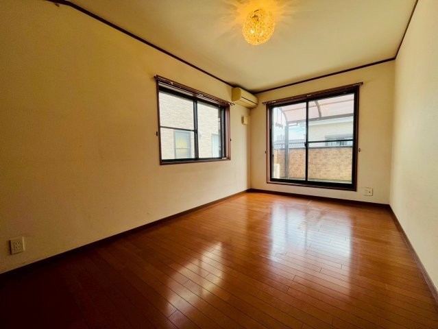 【洋室】 | 東久留米市新川町２丁目　中古戸建て | ２面採光で明るく過ごせる洋室は自分時間も充実したものに