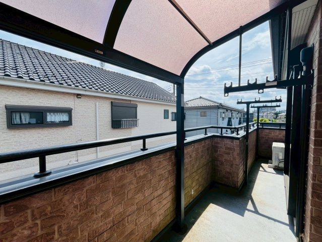 【バルコニー】 | 東久留米市新川町２丁目　中古戸建て | 陽当たり良好なバルコニーは心地よい風が流れる癒しの空間