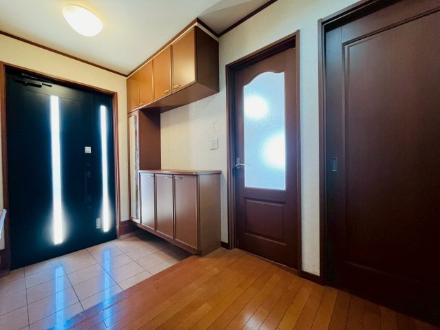 【玄関】 | 東久留米市新川町２丁目　中古戸建て | 大容量のシューズボックスも完備！ご家族の靴が多くても安心です