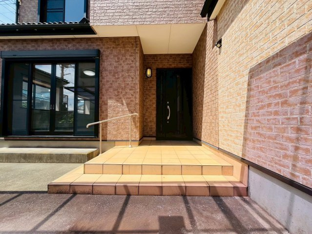 【エントランス】 | 東久留米市新川町２丁目　中古戸建て | 明るくおしゃれなエントランスがご家族を迎えます