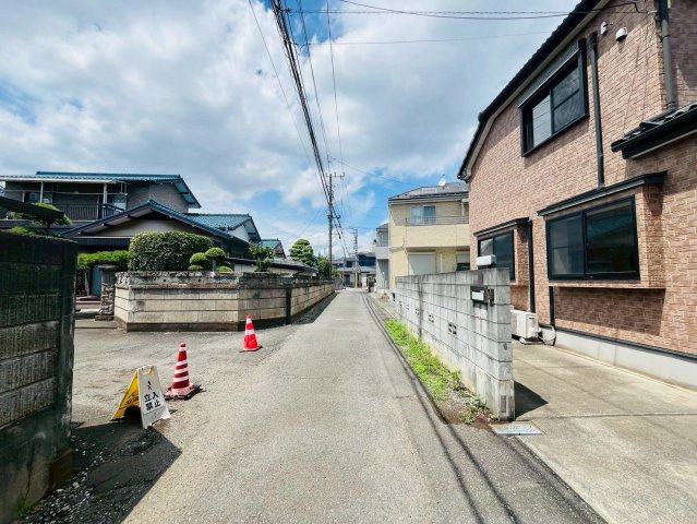 【前面道路含む現地写真】 | 東久留米市新川町２丁目　中古戸建て | 見通しも良い前面道路はお車も運転しやすいエリア