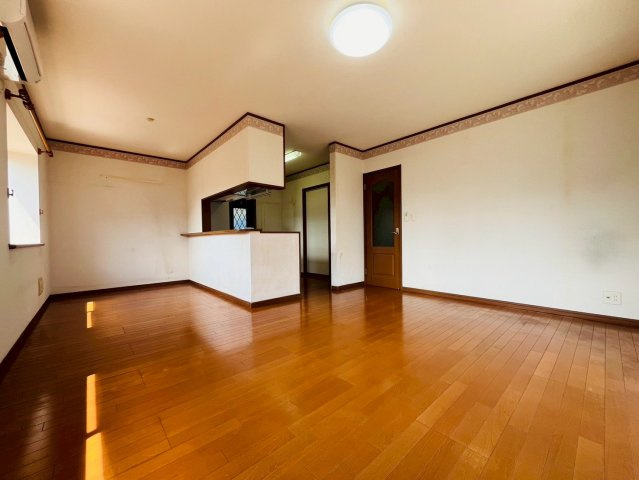 【居間・リビング】 | 東久留米市新川町２丁目　中古戸建て | 広々約１７帖のLDKは、ご家族での団欒をゆったり過ごせる空間