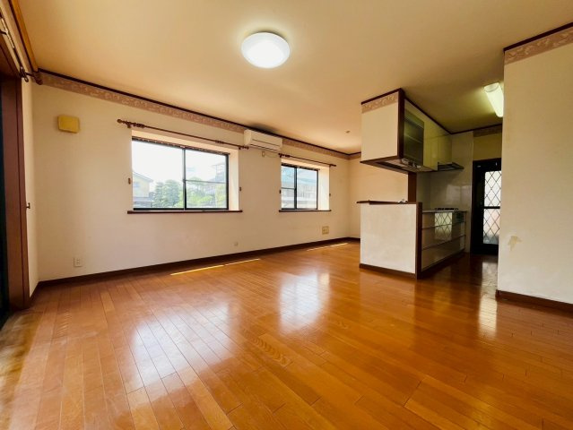 【居間・リビング】 | 東久留米市新川町２丁目　中古戸建て | 南面からあたたかな日差しが差し込み、明るく過ごせるLDK