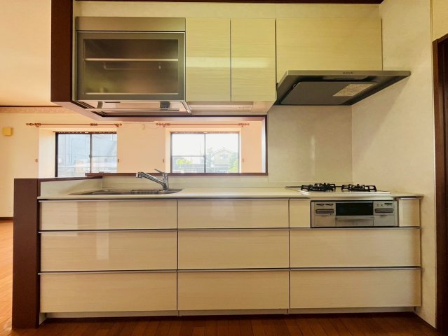 【キッチン】 | 東久留米市新川町２丁目　中古戸建て | 収納豊富なシステムキッチンはお料理もスムーズにできます
