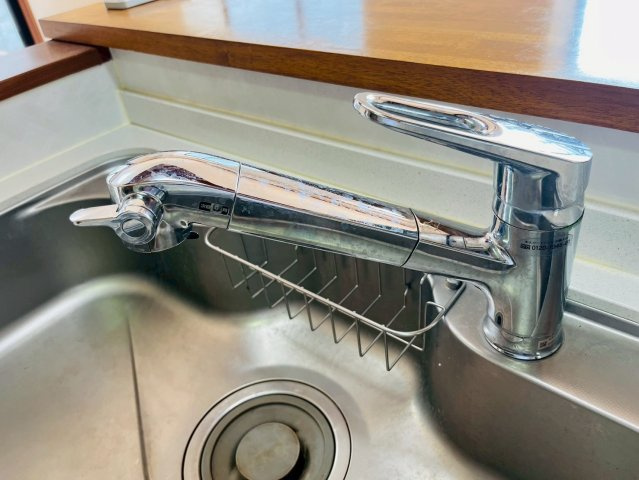 【キッチン】 | 東久留米市新川町２丁目　中古戸建て | 浄水器付きの水栓でキレイなお水を使えて安心です