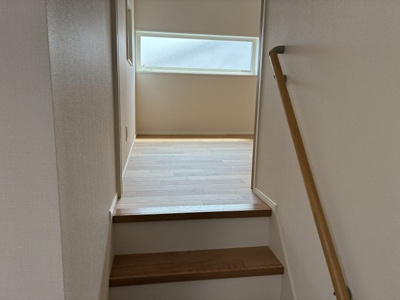 【その他共用部分】 | 大津市下阪本2丁目13　新築戸建 | ロフトに向かう階段