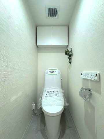 ネオステージ多摩センターのトイレ|【タンク一体型トイレ】
清潔感のあるホワイトでまとめられたトイレ。圧迫感がなく、リラックスしてご利用いただけます。トイレ背面に収納スペースがありますので、トイレットペーパーや掃除用具などをしまえます。