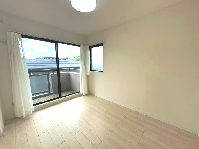 ネオステージ多摩センターの洋室|洋室③(約5.4帖)
インテリアのコーディネートがしやすいシンプルな内装デザインです。趣味や嗜好に合わせて、思い思いのお部屋づくりをお楽しみいただけます。