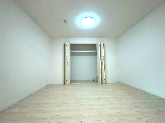 ネオステージ多摩センターの洋室|洋室②(約6.0帖)
LDK側の扉を開放すると、LDKと合わせて27帖以上の広々とした空間に。ベッドを配置してもゆとりのある広さです。