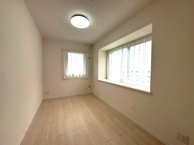 ネオステージ多摩センターの洋室|洋室①(約5.8帖)
インテリアのコーディネートがしやすいシンプルな内装デザインです。趣味や嗜好に合わせて、思い思いのお部屋づくりをお楽しみいただけます。