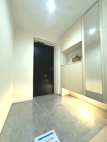 ネオステージ多摩センターの玄関|玄関(ビニルタイル)
フロートタイプのシューズボックスを備えています。床面が広く感じられ、掃除も楽に行えます。天面には季節のお花やグリーンを飾ったり、家の鍵などお出かけに必要な小物置きにも便利です。