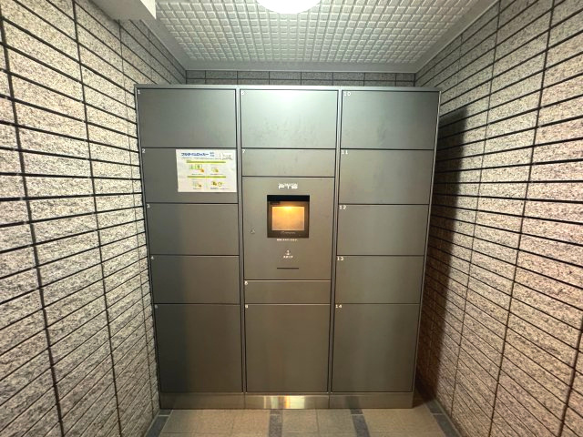 ネオステージ多摩センターの設備|【宅配ボックス】
オートロックを備え、セキュリティに配慮がございます。共用部分は宅配ボックスがありますので、不在時などのお荷物の受け取りに便利です。