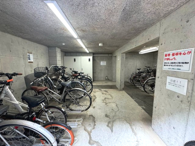 ネオステージ多摩センターの駐輪場|【駐輪場】
雨風から守れる室内駐輪場。1台分ずつスペースが確保されておりスムーズに出し入れすることができます。