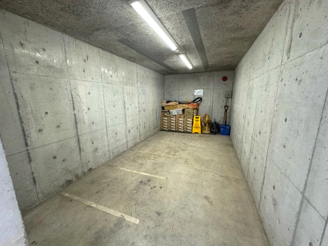 ネオステージ多摩センターの駐車場|【バイク置場】
雨風から守れる室内バイク置場。1台分ずつスペースが確保されておりスムーズに出し入れすることができます。