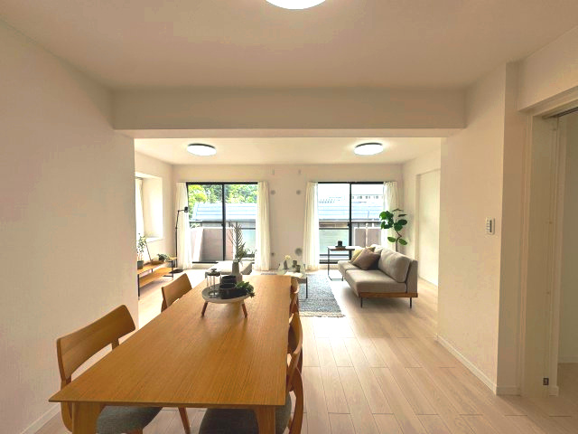 ネオステージ多摩センターの居間・リビング|LDK(約21.2帖)
キッチンとリビングは一直線でつながっているため、リビングで遊んでいるお子様の様子を確認しながら家事ができます。