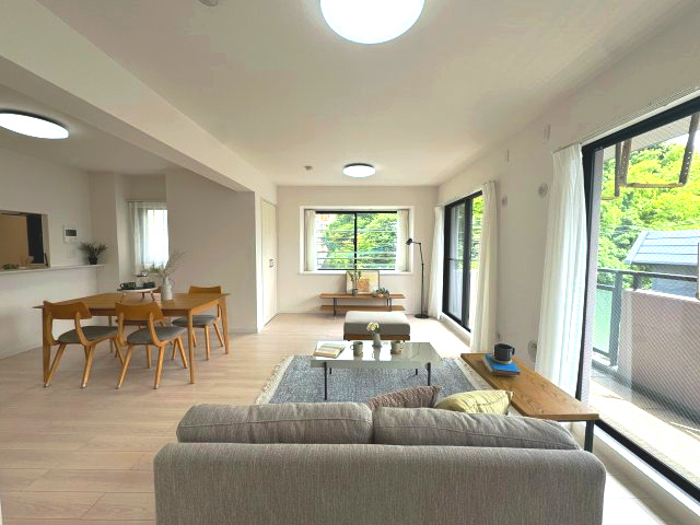 ネオステージ多摩センターの居間・リビング|LDK(約21.2帖)
窓がたくさんあり自然光が差し込んでくる明るいLDKです♪