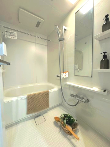 ネオステージ多摩センターの浴室|ユニットバス(換気乾燥暖房機・追焚機能付き)
お子様にも使いやすい可動式のシャワー。浴室換気乾燥機付きのため、天候の悪い日や夜遅い時間でも、洗濯物をしっかり乾かすことができます。