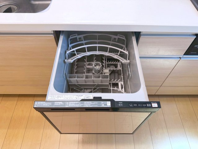 糸満市潮崎町　中古戸建のキッチン|食器洗乾燥機