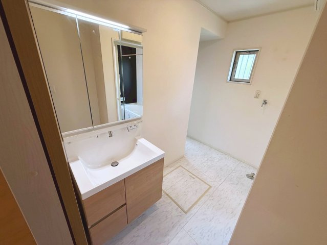 糸満市潮崎町　中古戸建の洗面所|ゆったり洗面スペース♪