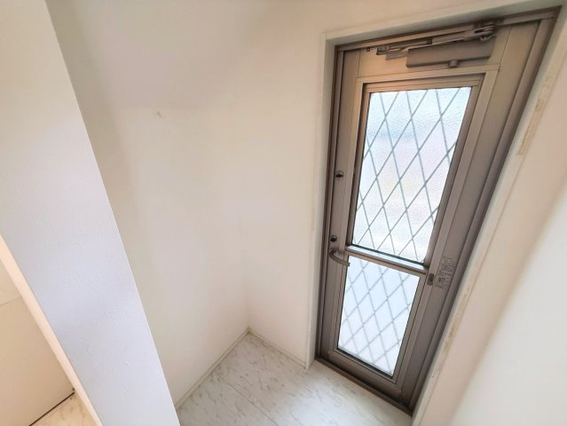 糸満市潮崎町　中古戸建の内装|洗面からの勝手口