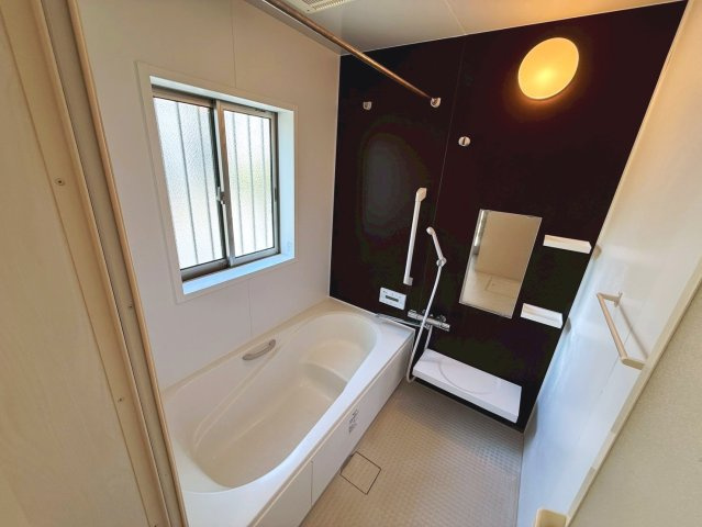 糸満市潮崎町　中古戸建の浴室|自然光が入る明るい浴室☆彡