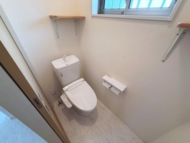 糸満市潮崎町　中古戸建のトイレ|開放感のある窓付きトイレ