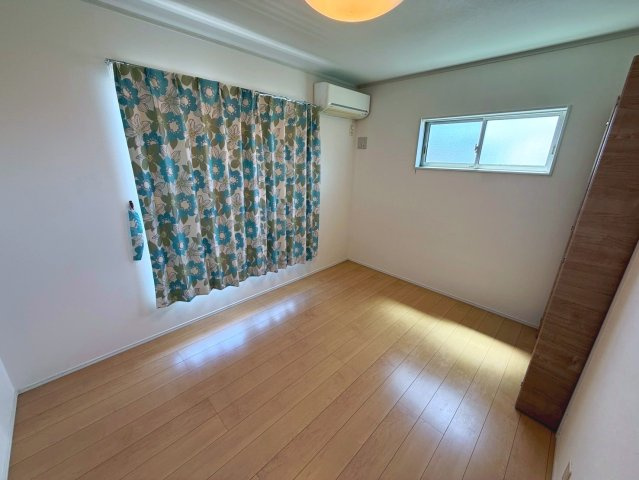 糸満市潮崎町　中古戸建の洋室|6帖②