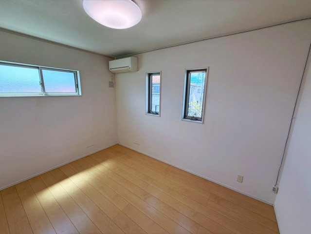 糸満市潮崎町　中古戸建の洋室|6帖①