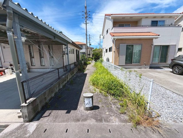 糸満市潮崎町　中古戸建の前面道路含む現地写真