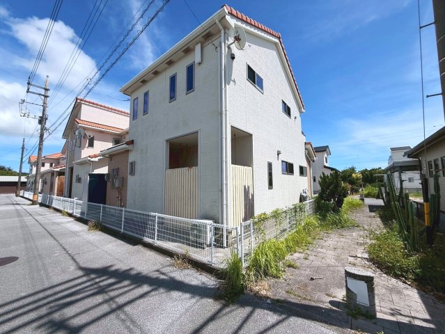 糸満市潮崎町　中古戸建の外観|物干しスペース目隠し付きです♪