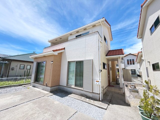 糸満市潮崎町　中古戸建の外観|外から室内が見られない横向き玄関♪
