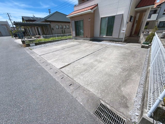 糸満市潮崎町　中古戸建の駐車場|駐車3～4台可能です！