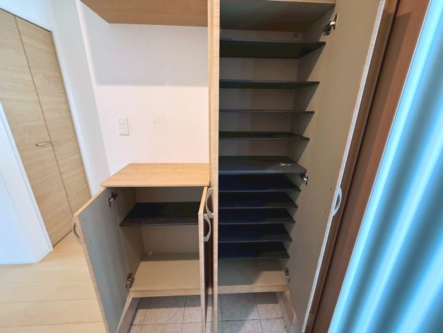 糸満市潮崎町　中古戸建の玄関|玄関収納